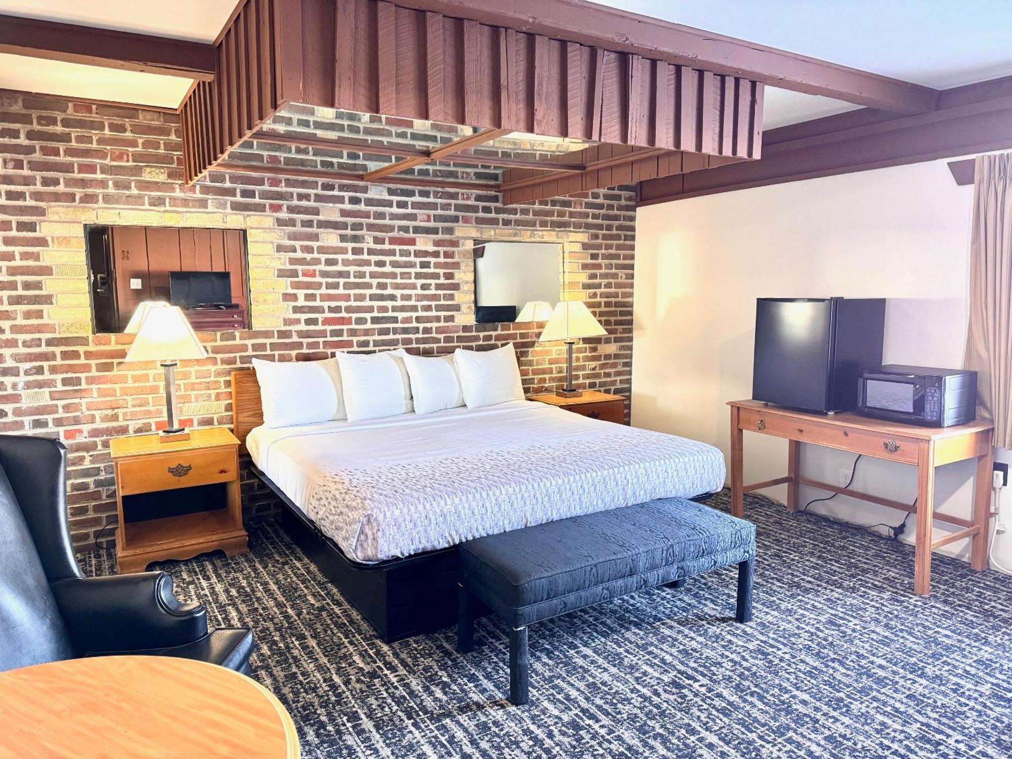 Don Q Hotel 2*